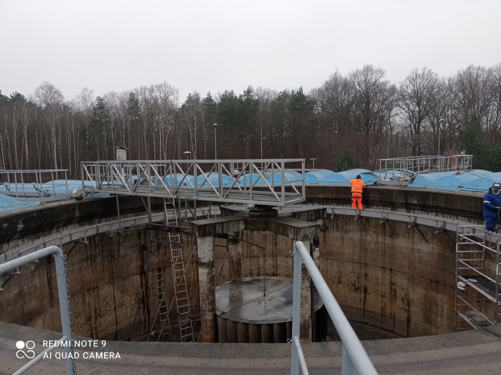 Przelew pilasty tzw. koryto zamontowane na Oczyszczalni ścieków w Emowie