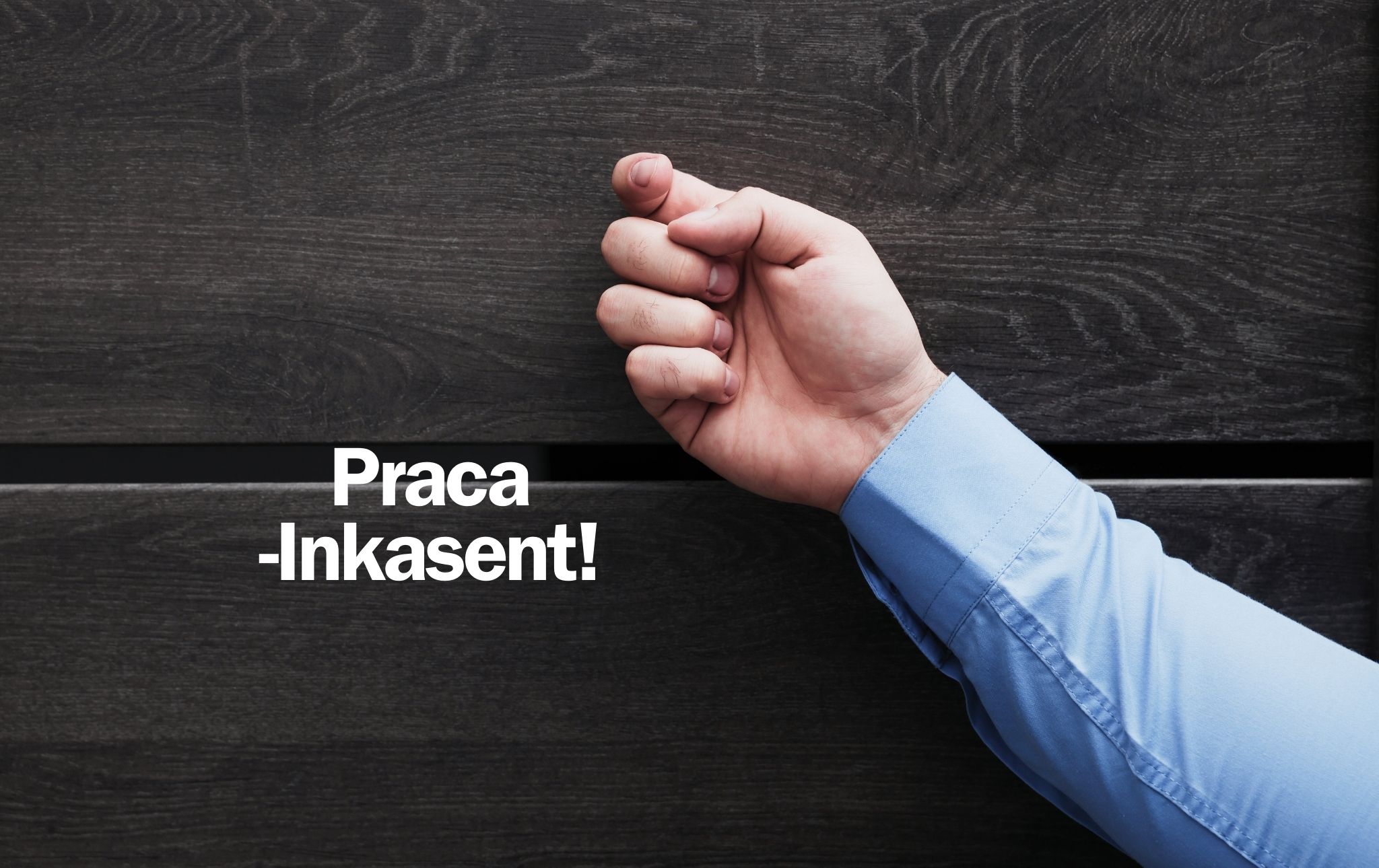 Na tle drzwi widoczna jest męska ręka w koszuli pukająca do drzwi oraz napis: "Praca -Inkasent!"