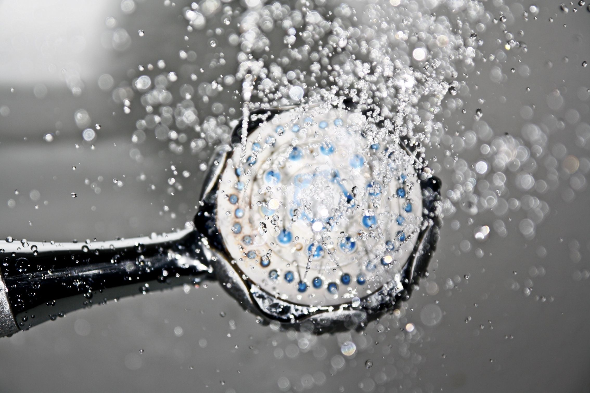 Słuchawka prysznicowa, z której leci woda.