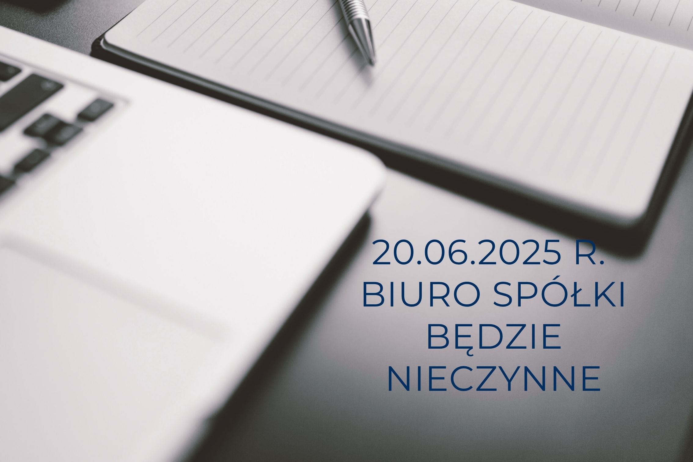 Na zdjęciu widoczny jest notes oraz część długopisu położonego na klawiaturze. Napis: 20.06.2025 r. biuro Spółki nieczynne.