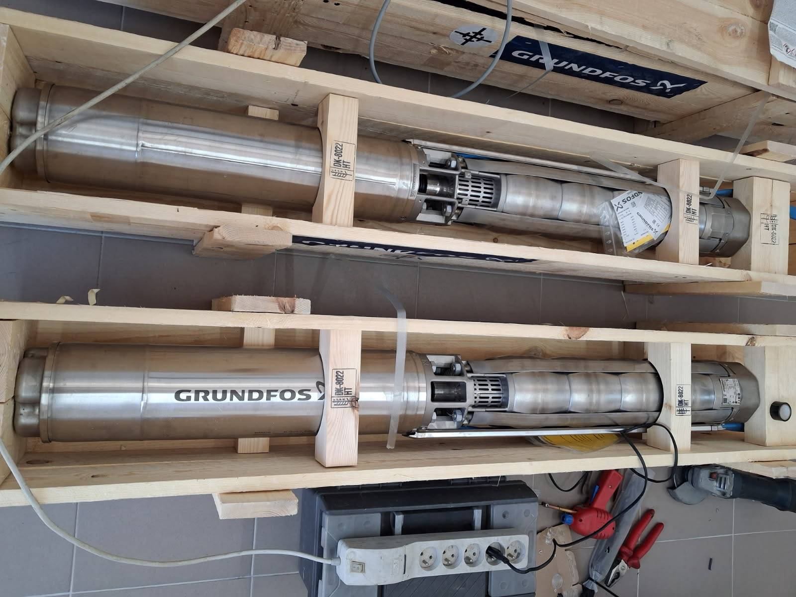 Na zdjęciu widoczne sa dwie pompy studzienne w drewnianych skrzynkach.