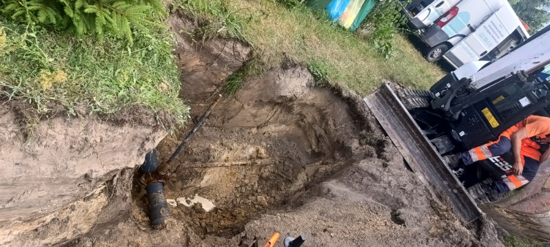 wykop obok auto ciężarowe, koparka.