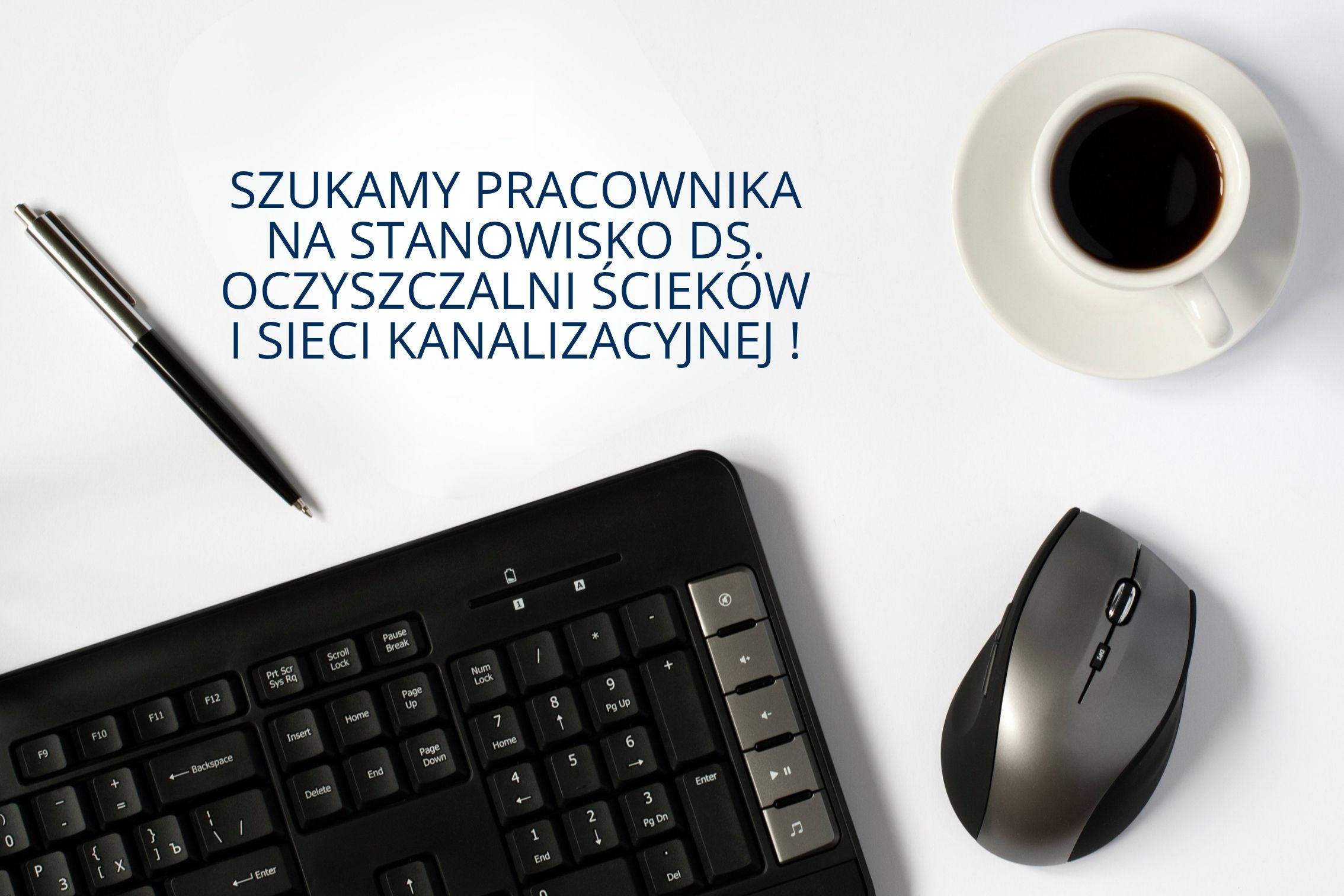 Klawiatura, myszka, długopis, filiżanka z kawą.