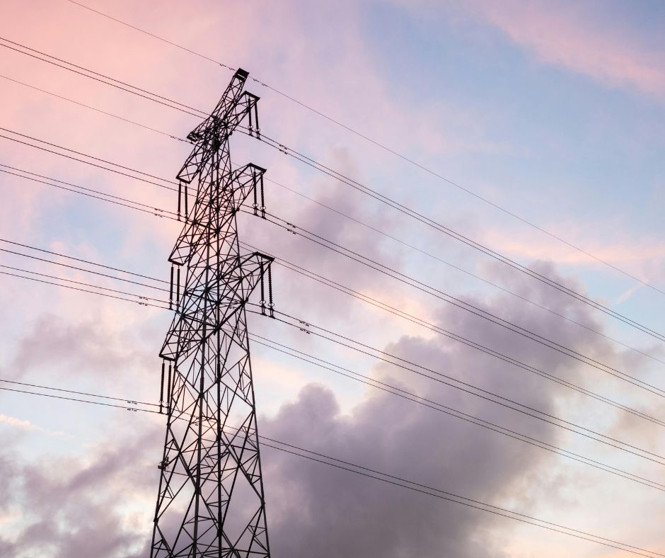 linie energetyczne w tle chmury